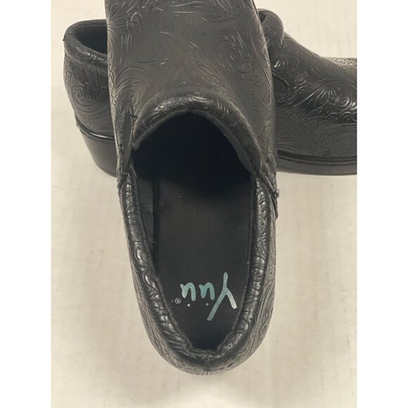 Women’s Yuu Bethanee embossed clog mules nursing waitress shoe size 8.5 wide - Picture 8 of 9